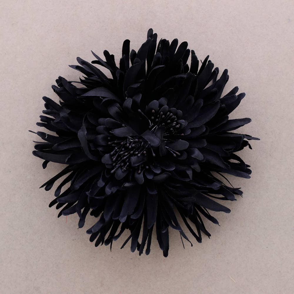 Bloemenbroche van stof, 16 cm: Zwart