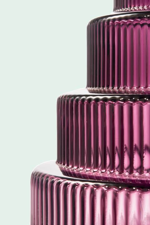 Detail van donkerpaars mondgeblazen glas