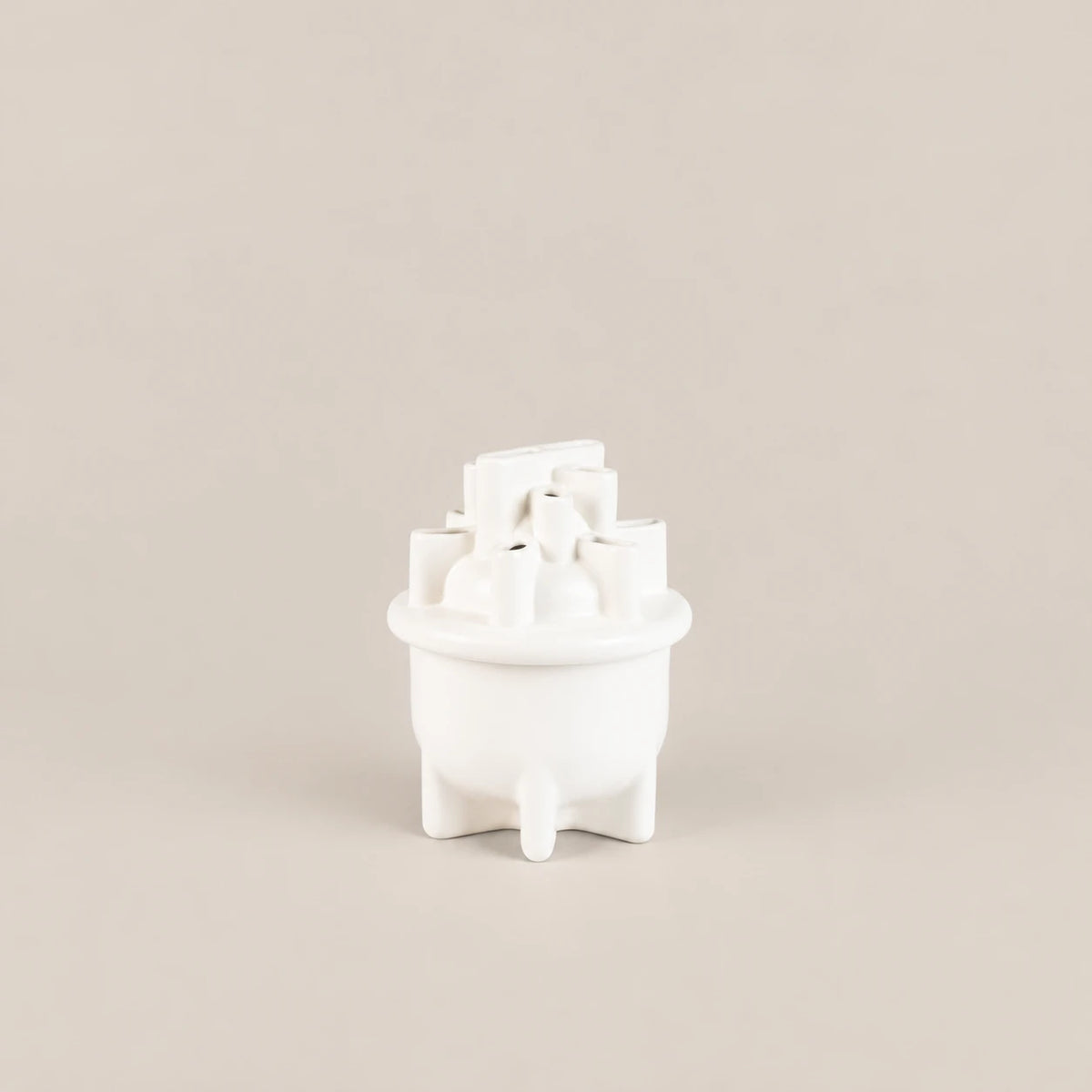 Witte Zuiver Bassin vaas S op een lichtbeige achtergrond