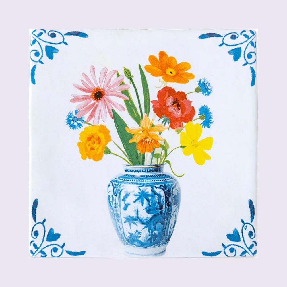 A vase with love and bliss op een egale pastelachtergrond