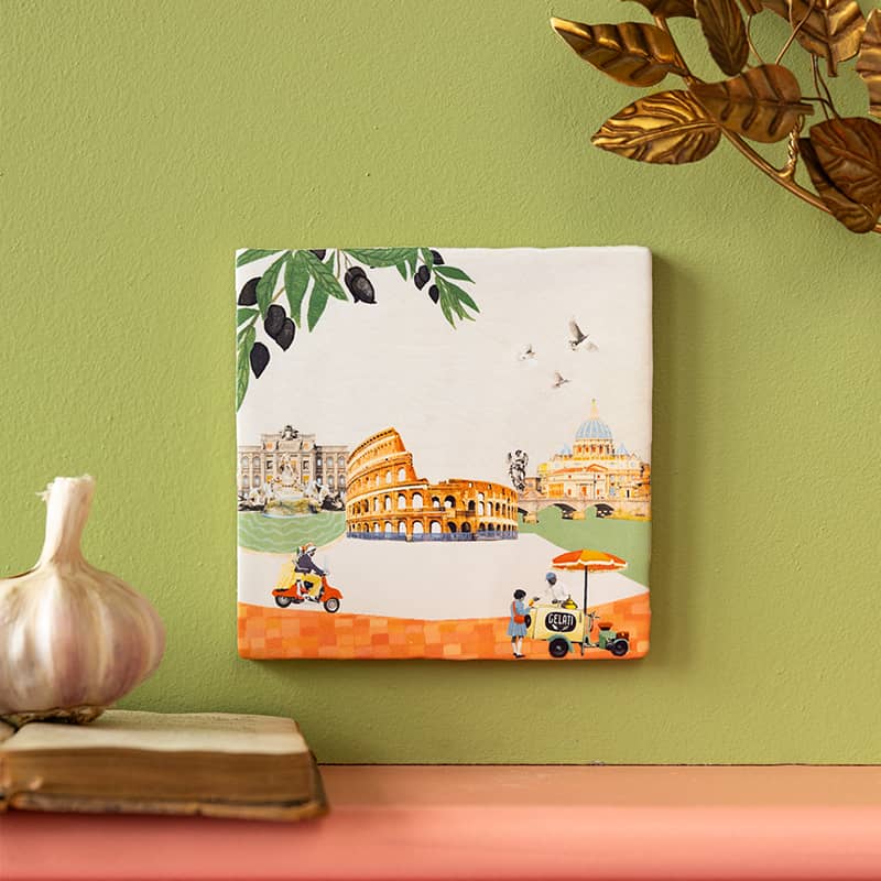 StoryTiles Bellissima Roma op een plankje tegen een groene muur
