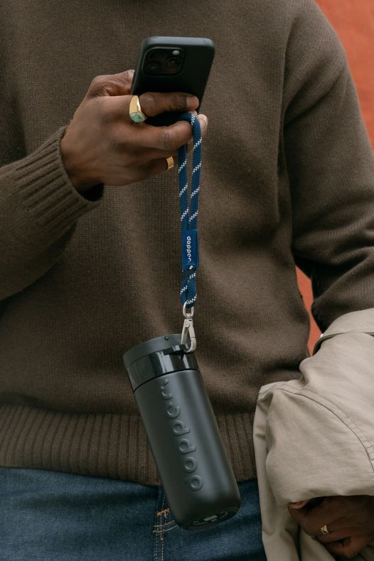 Dopper Travel Mug thermosbeker 400 ml Blazing Black - originele sfeerfoto