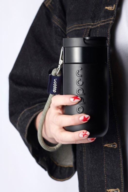 Dopper Travel Mug thermosbeker 300 ml Blazing Black - originele sfeerfoto