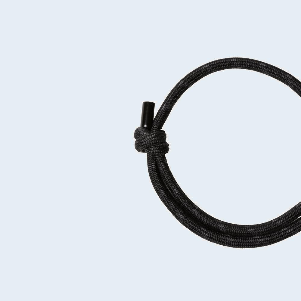 Orbitkey Crossbody Phone Strap zwart gedragen over de schouder