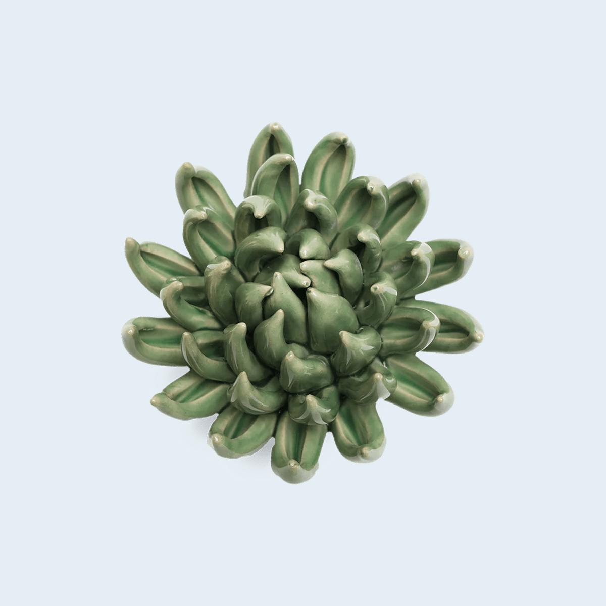 Chive Jade Green Succulent - keramische wandbloem, vooraanzicht op pastelachtergrond