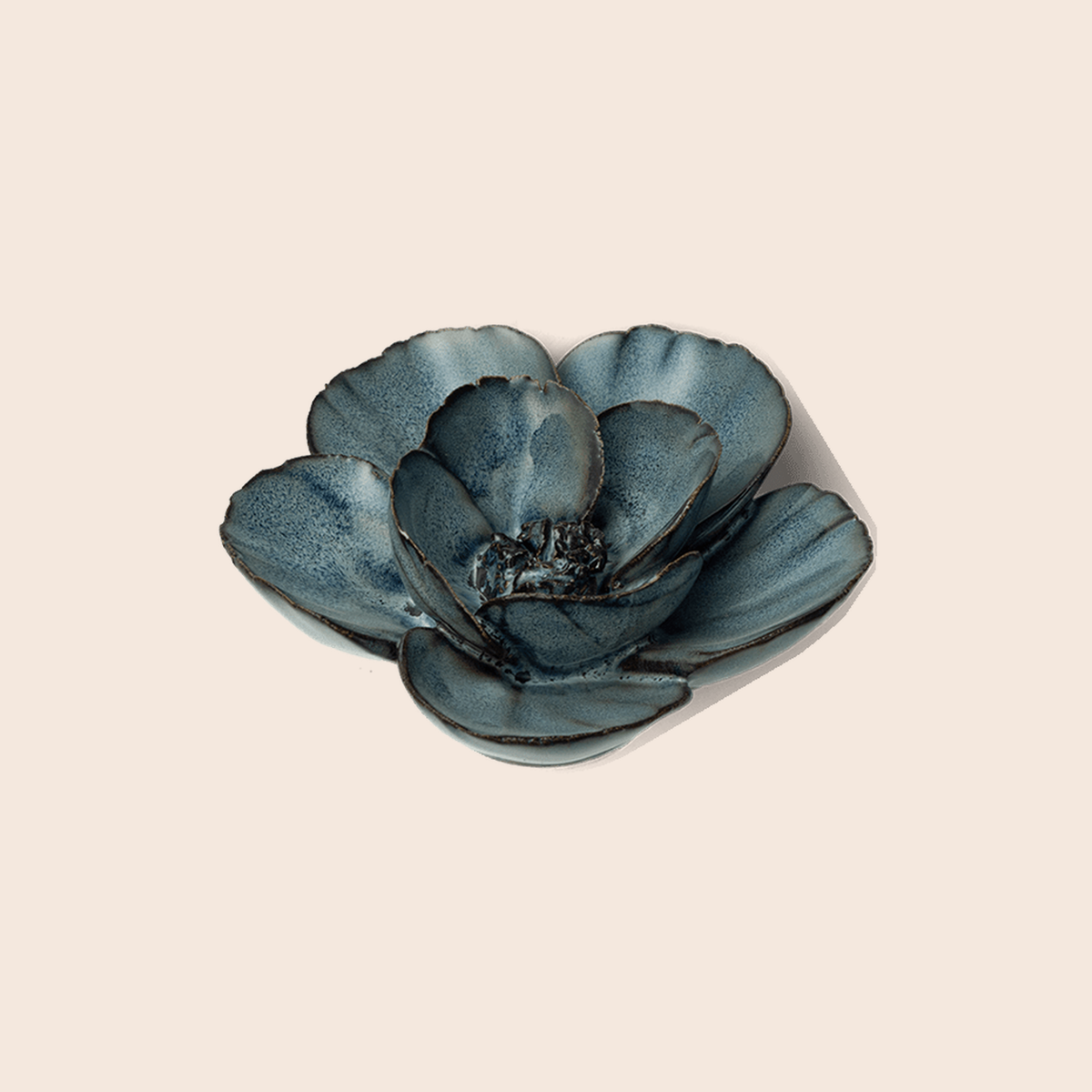 Chive Navy Poppy - keramische wandbloem, zijaanzicht op pastelachtergrond