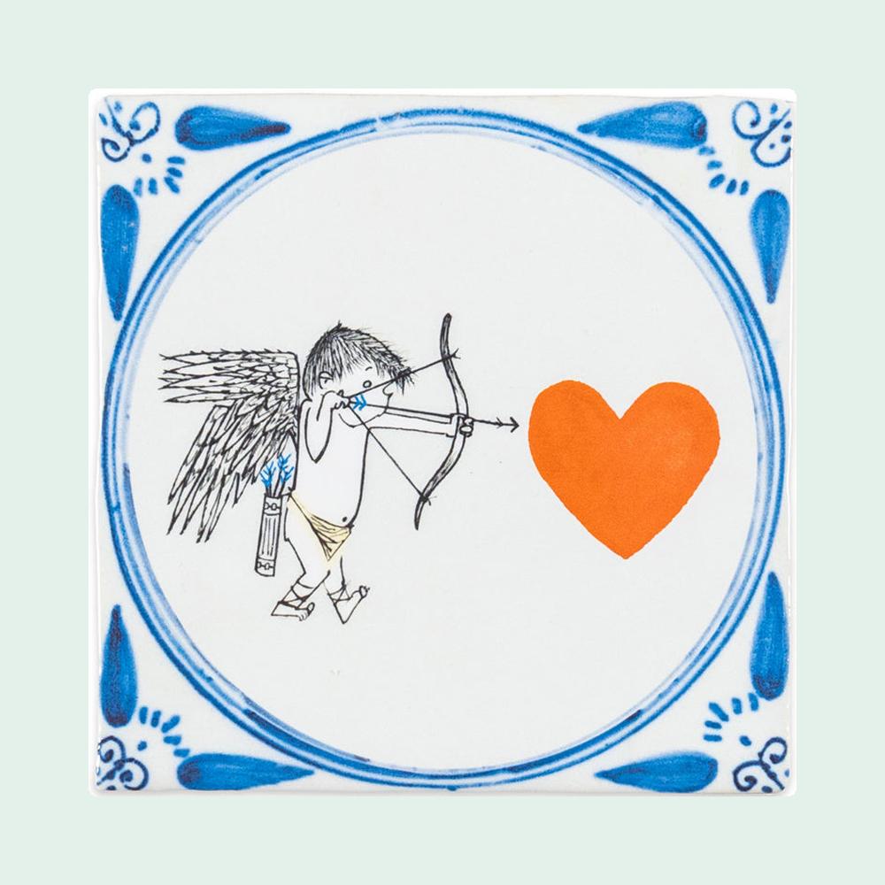 StoryTiles tegel Hartenjager – 10 × 10 cm op een egale pastelachtergrond