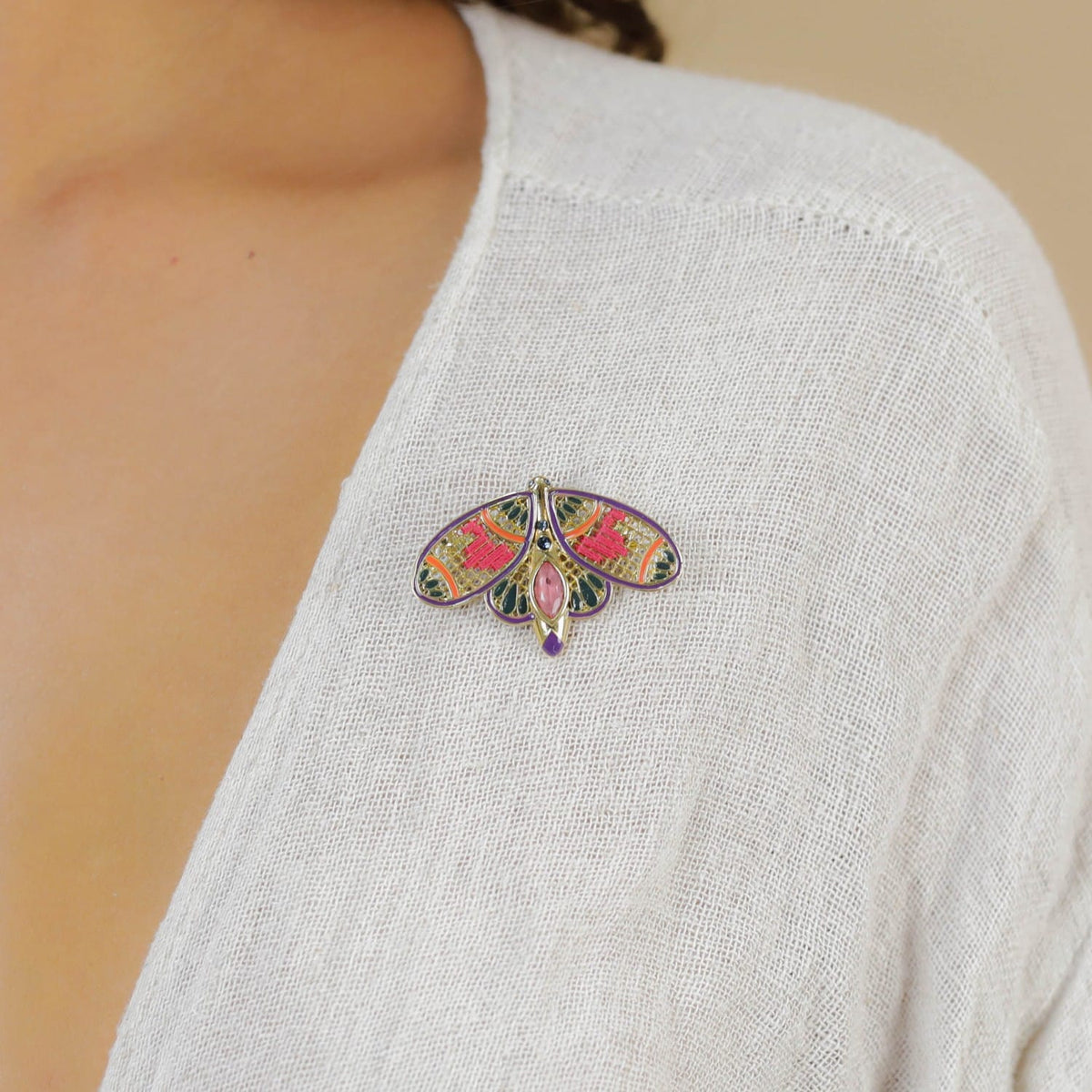 Franck Herval Kimana vlinderbroche fuchsia en blauw gedragen