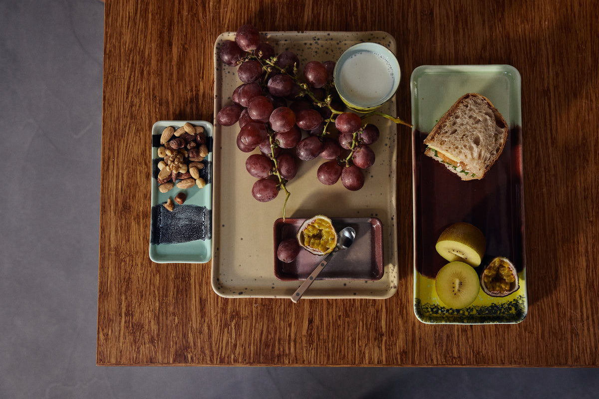 HKLIVING 70s Ceramics cakeschaal Cherry – sfeerfoto