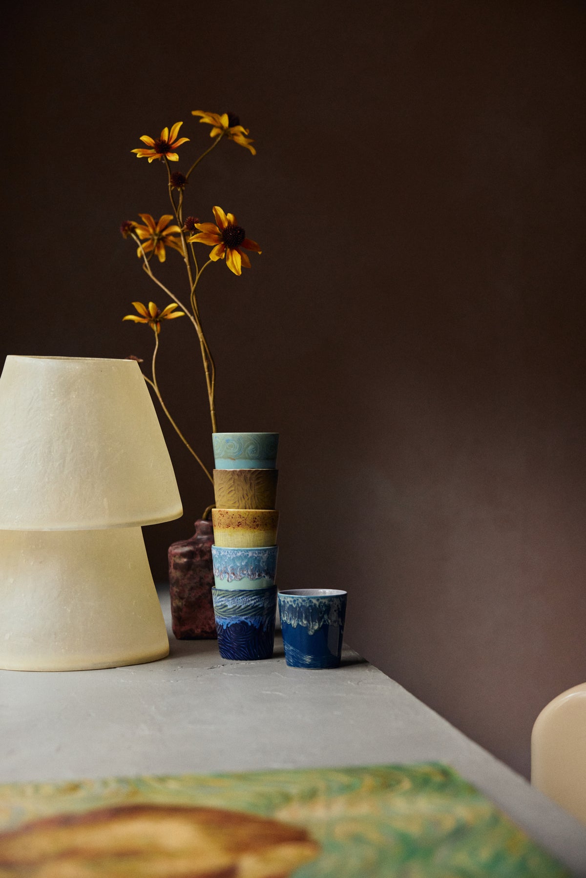 HKLIVING 70s Ceramics Van Gogh koffiemokken Sunflowers – set van 2 – sfeerfoto