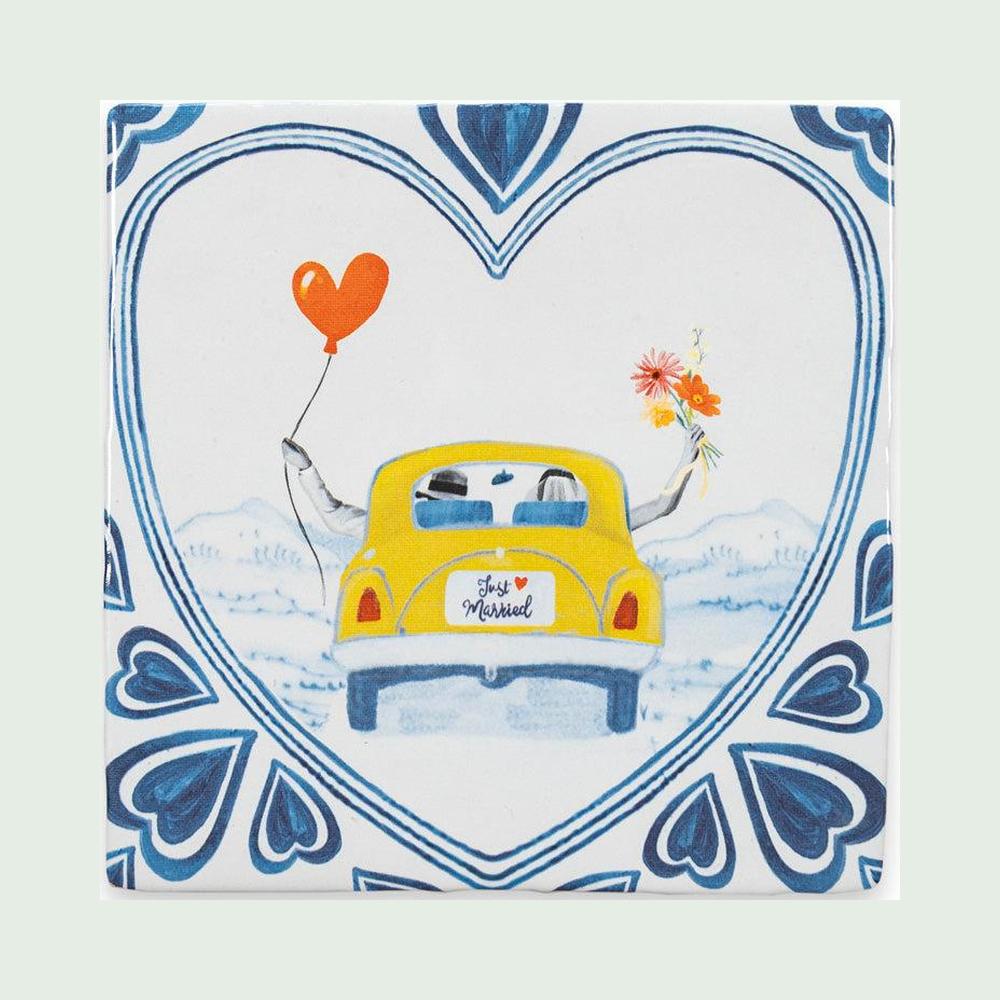 StoryTiles Just married, off we go – tegel 10x10 cm op een egale pastelachtergrond