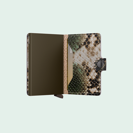 Secrid Miniwallet Serpent Green opengevouwen met Cardprotector en pasjes