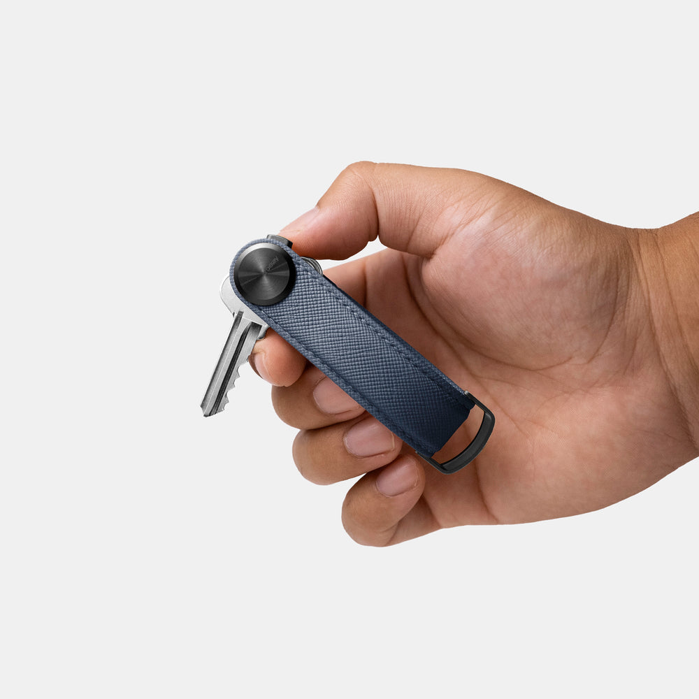 Orbitkey Pro Saffiano Oxford Navy in de hand met uitgeklapte sleutel