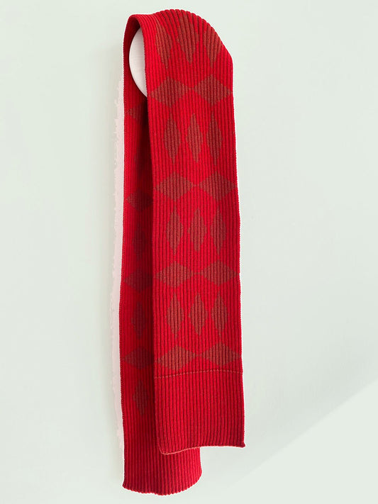 La Femme Garniture Romain in warm rood en roest met geometrisch patroon