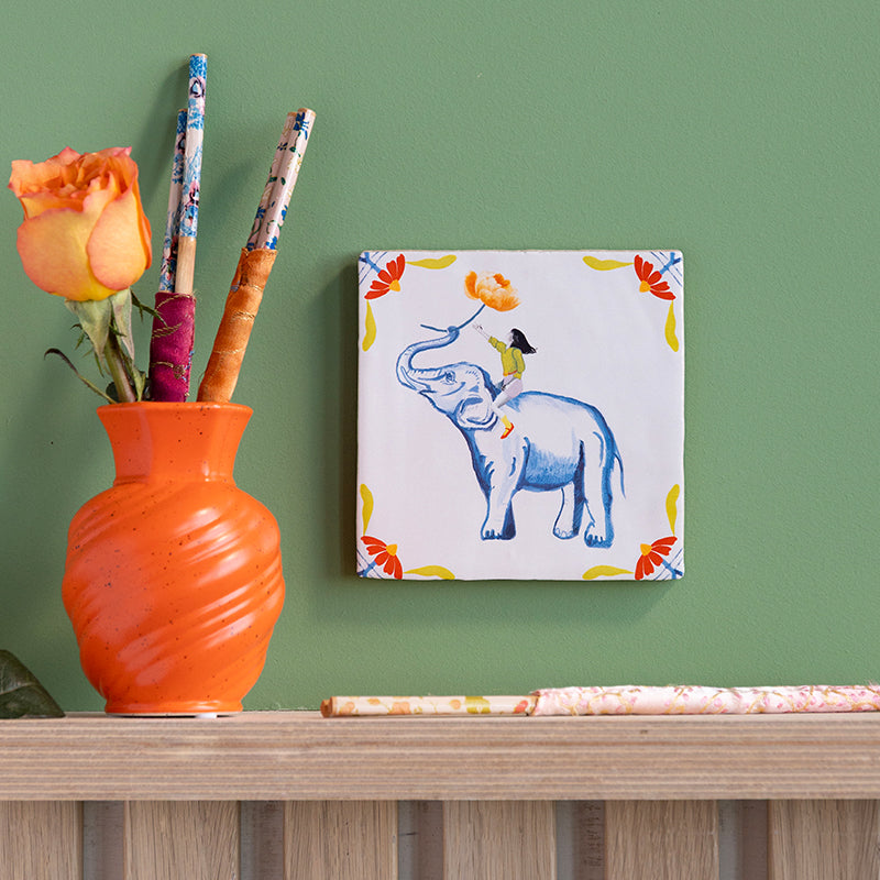 StoryTiles Lovely gesture tegeltje met olifant en bloem hangend aan de muur