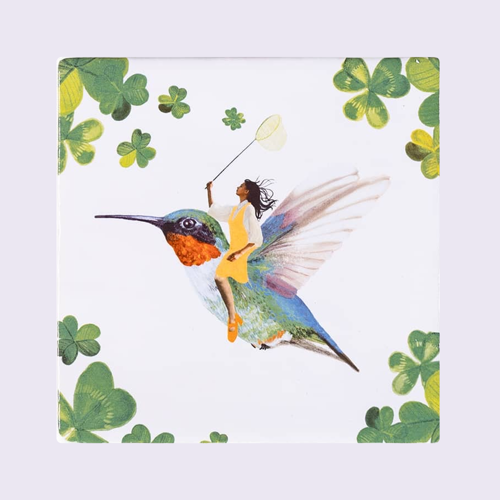 StoryTiles Geluksvogel – keramische tegel 10x10 cm op pastelachtergrond