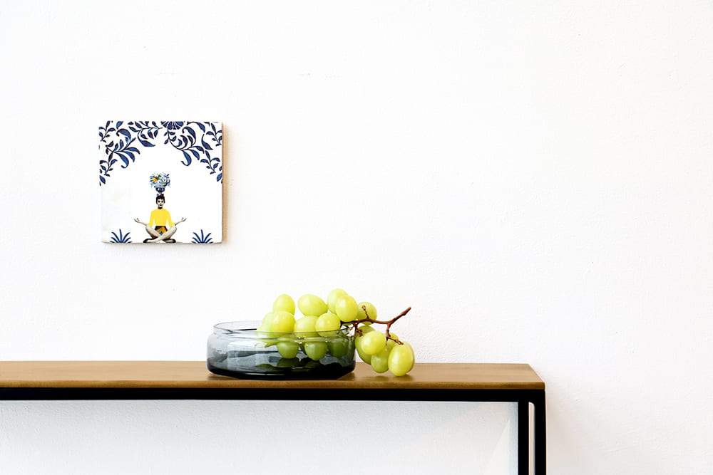 StoryTiles Stilte momentje aan de muur boven een tafel