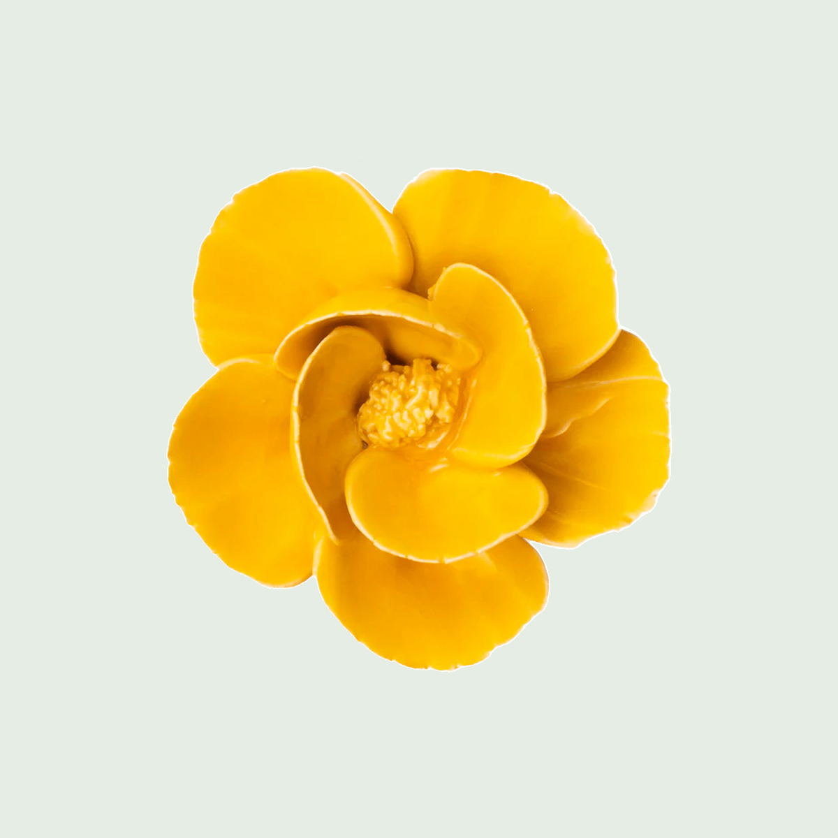 Chive Burnt Yellow Poppy - keramische wandbloem, vooraanzicht op pastelachtergrond