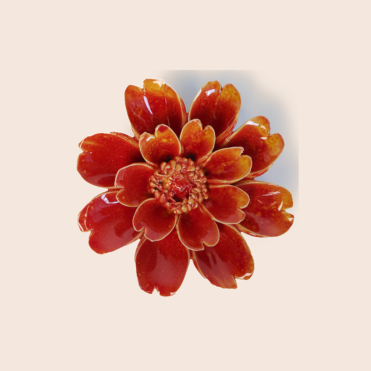Chive Orange Yellow Paris Daisy - keramische wandbloem, vooraanzicht op pastelachtergrond