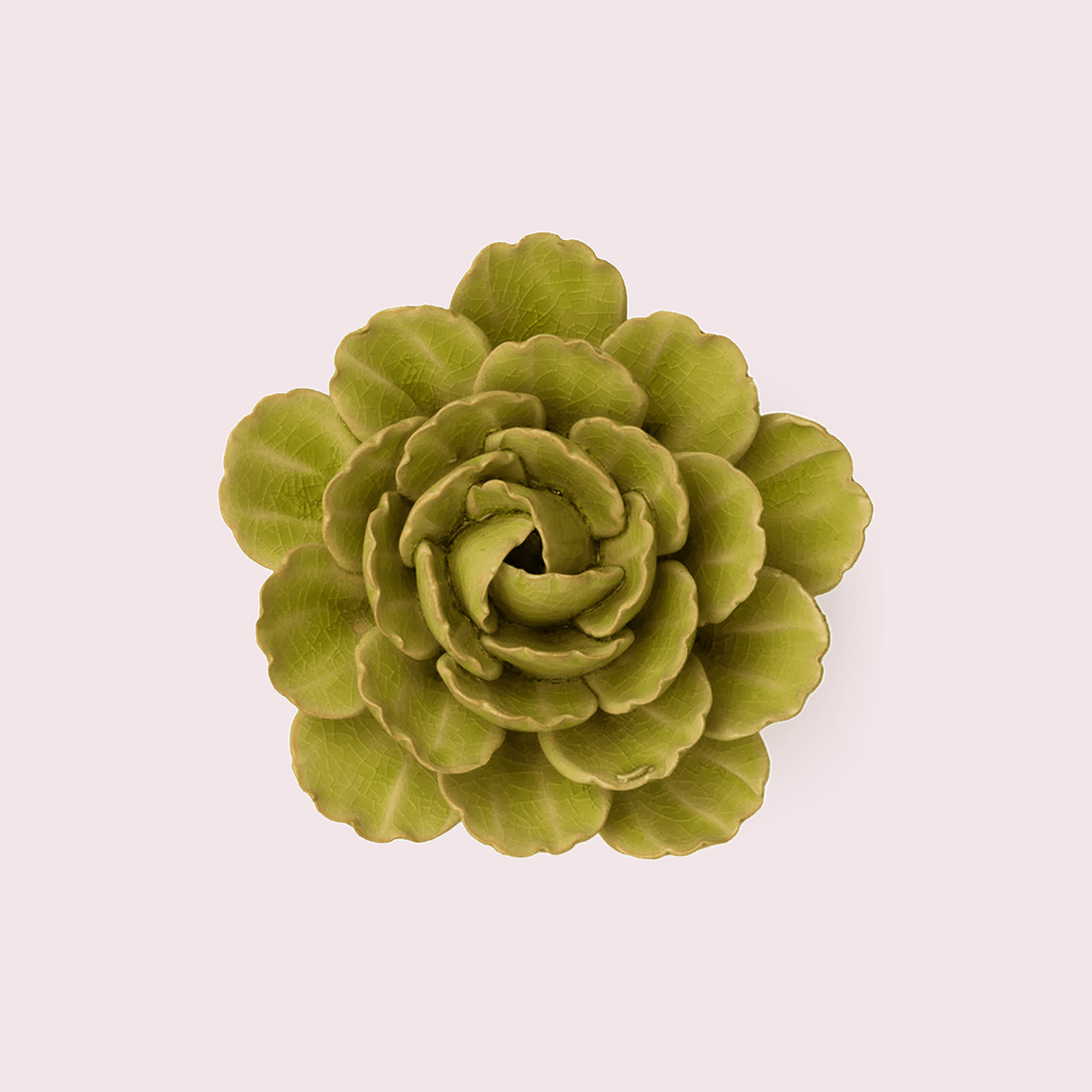 Chive Peridot Keiko Peony - keramische wandbloem, vooraanzicht op pastelachtergrond