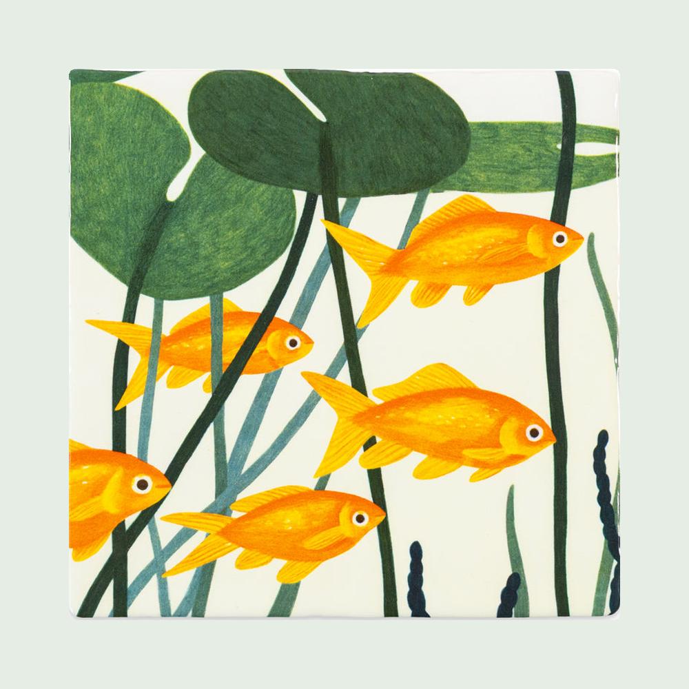 StoryTiles tegel We stick together – 10 × 10 cm op een egale pastelachtergrond