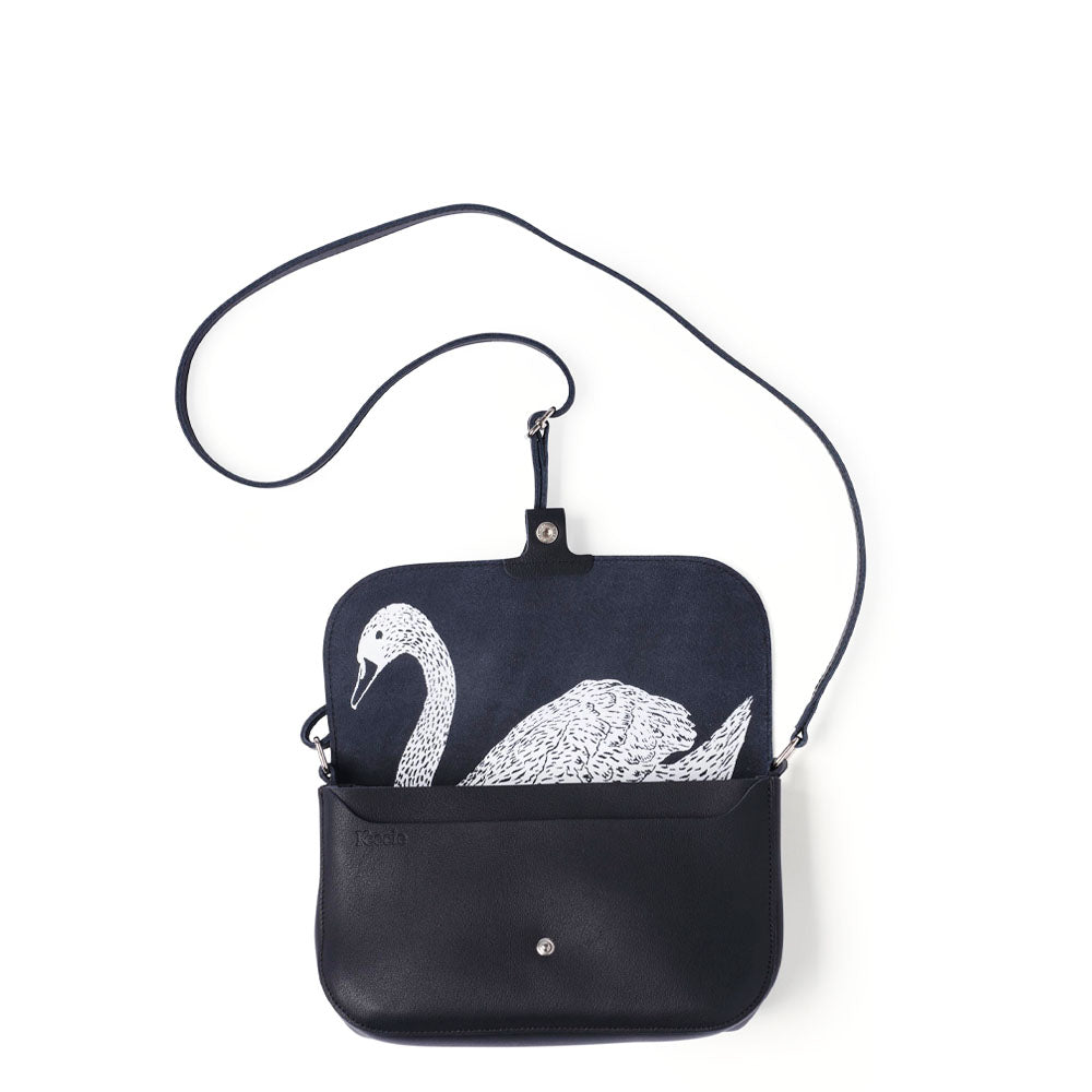 Detail van zwarte Keecie Wild Swan tas met zwanenprint