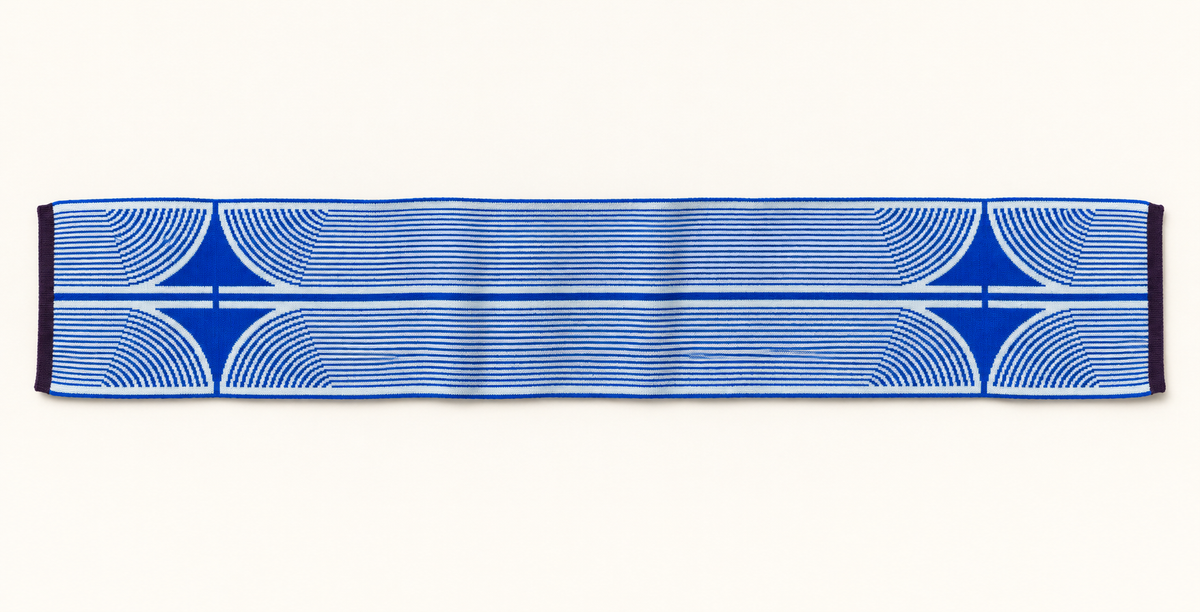 Wolvis ANNI mini cobalt, AI-bewerkte productfoto met kobaltblauw en lichtblauw geometrisch dessin