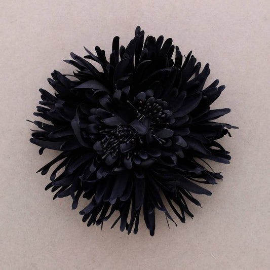 Bloemenbroche van stof, 16 cm: Zwart