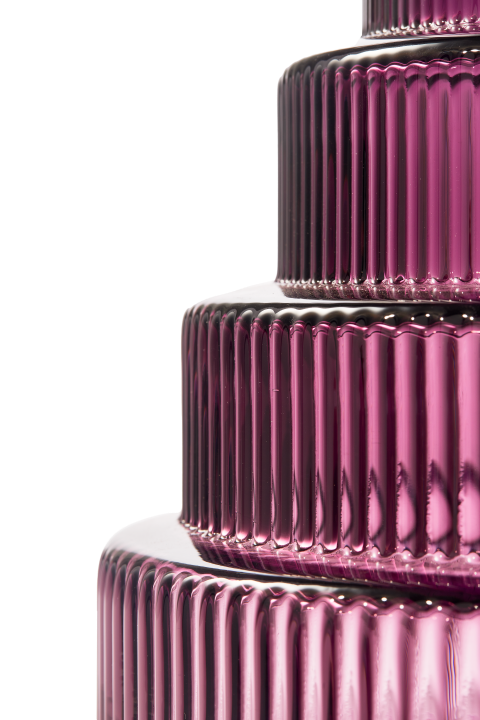 Detail van donkerpaars mondgeblazen glas