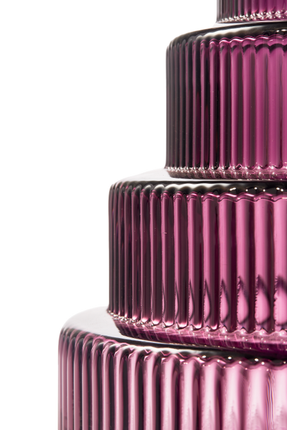Detail van donkerpaars mondgeblazen glas