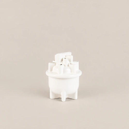 Witte Zuiver Bassin vaas S op een lichtbeige achtergrond