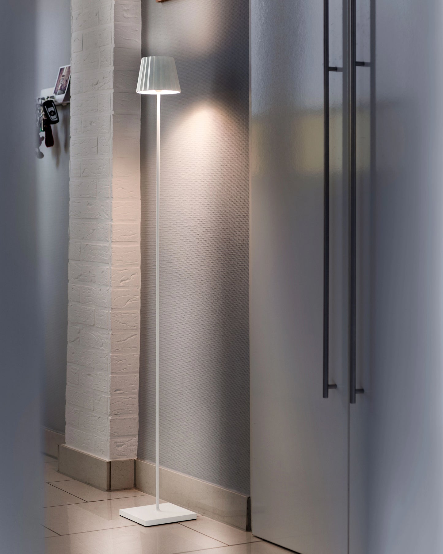 TROLL floor lamp battery-powered white