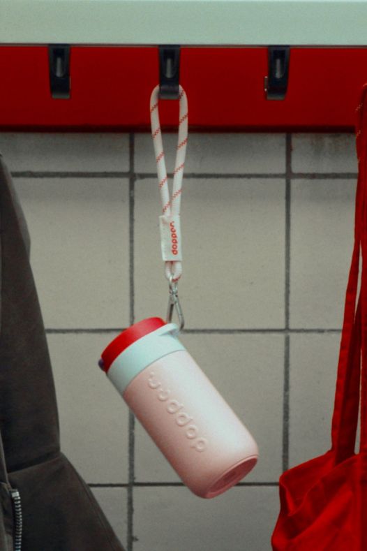 Dopper Travel Mug thermosbeker 300 ml Berry Pink - originele sfeerfoto