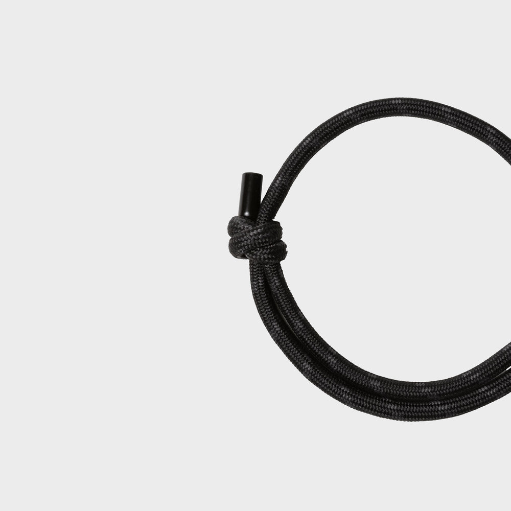 Orbitkey Crossbody Phone Strap zwart gedragen over de schouder