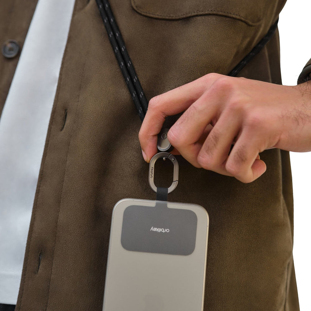 Detail van de zwarte Orbitkey Crossbody Phone Strap