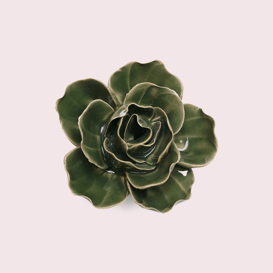 Chive Fir Green Butterfly Ranunculus - keramische wandbloem, vooraanzicht op pastelachtergrond