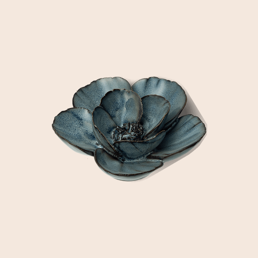 Chive Navy Poppy - keramische wandbloem, zijaanzicht op pastelachtergrond