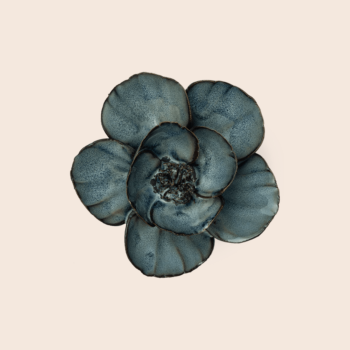 Chive Navy Poppy - keramische wandbloem, vooraanzicht op pastelachtergrond