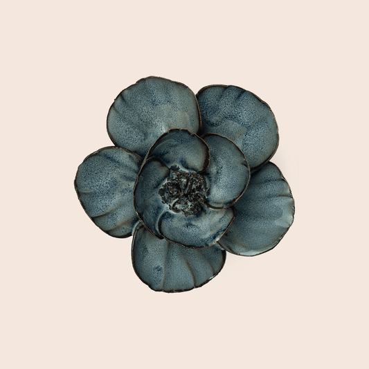 Chive Navy Poppy - keramische wandbloem, vooraanzicht op pastelachtergrond