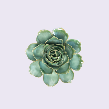 Chive Milk Teal Camellia - keramische wandbloem, vooraanzicht op pastelachtergrond
