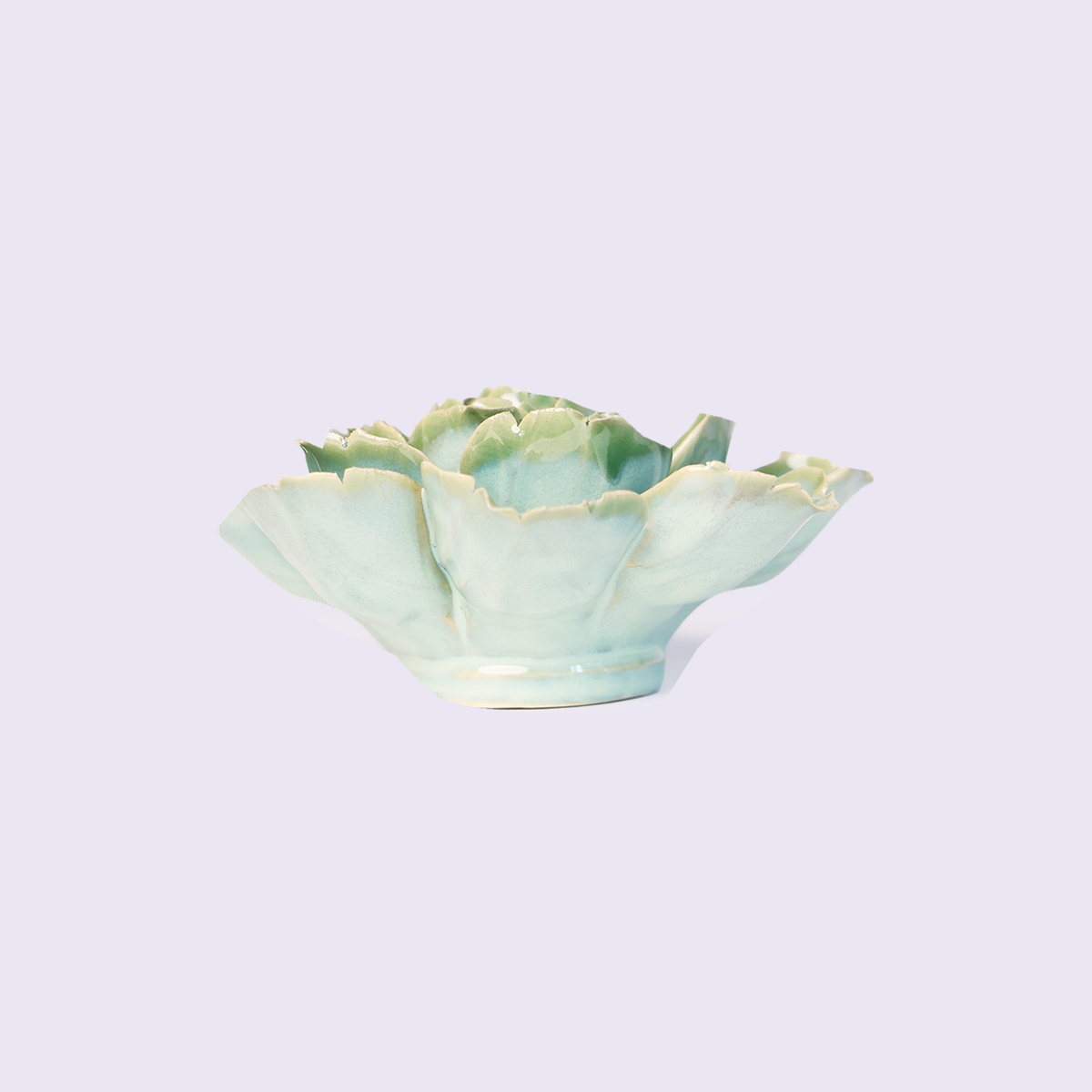 Chive Milk Teal Camellia - keramische wandbloem, zijaanzicht op pastelachtergrond