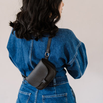 Keecie Little Fox zwarte crossbody tas gedragen
