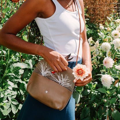 Keecie Secret Garden Moss gedragen als crossbody