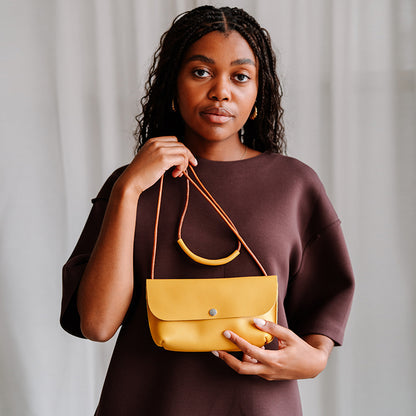 Gele Keecie Secret Garden gedragen als crossbody