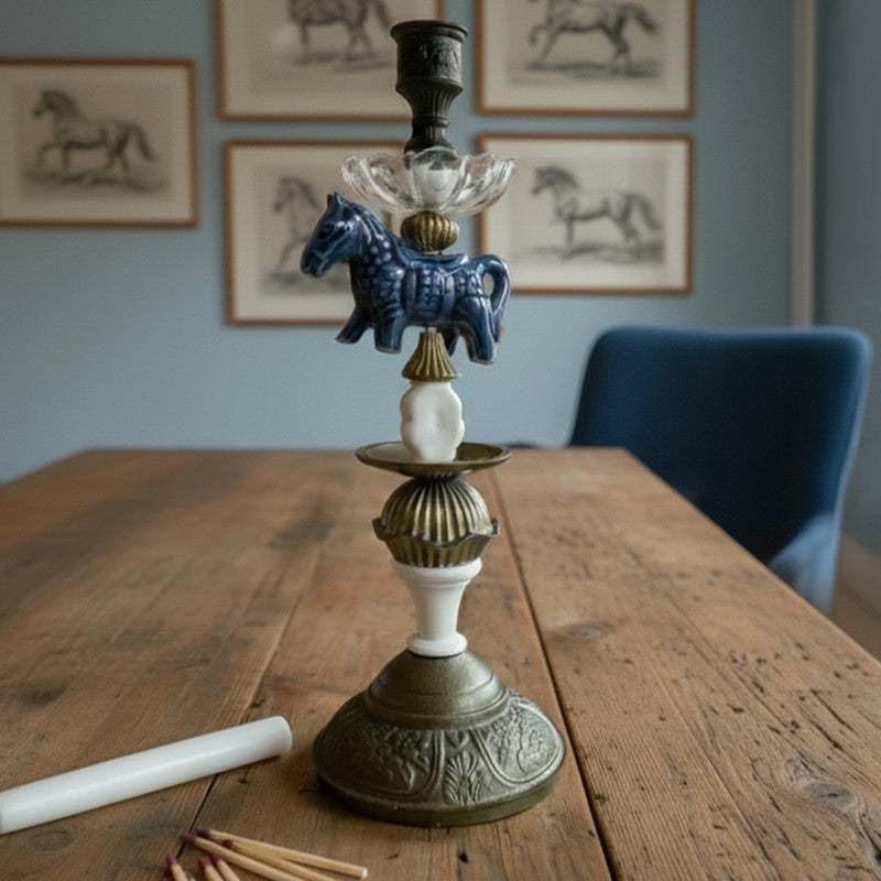 Miho Aryan kandelaar met blauw paard op een houten tafel