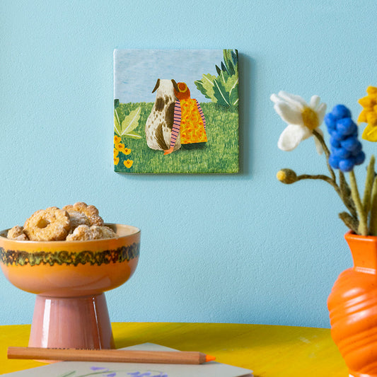 StoryTiles Companions: meisje en gevlekte hond in een veld in interieur