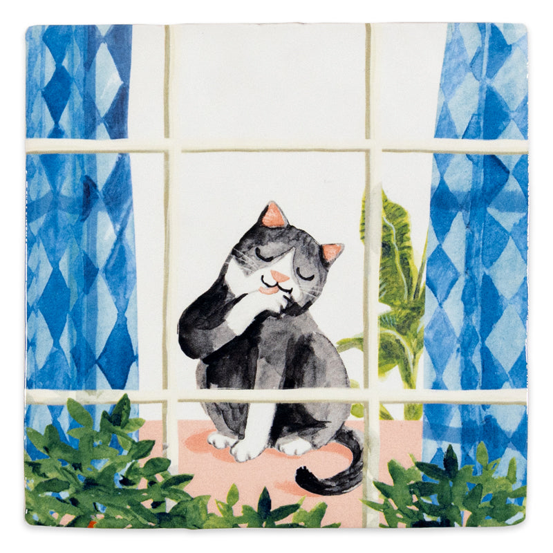 StoryTiles Cosy cat: een kat voor het raam met gordijnen