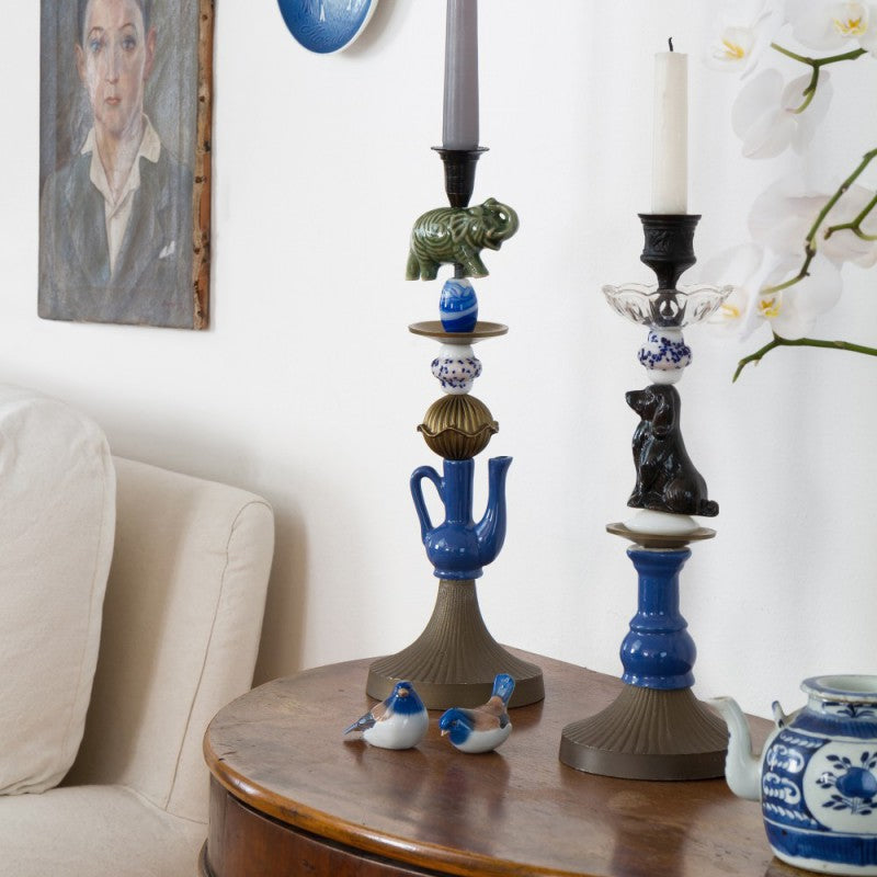 Miho Deep Devotion kandelaar met keramieken hond in het interieur
