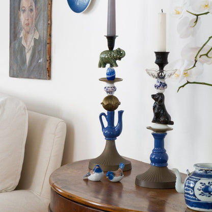 Miho Deep Devotion kandelaar met keramieken hond in het interieur