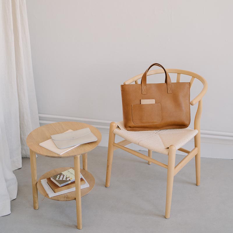 Detail van Keecie Elephant Joke shopper in cognackleurig leer